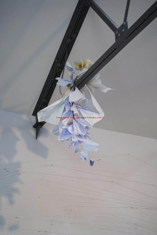 Un fiore di aereoplani 2016
Carta e filo di ferro, tubo in plastica